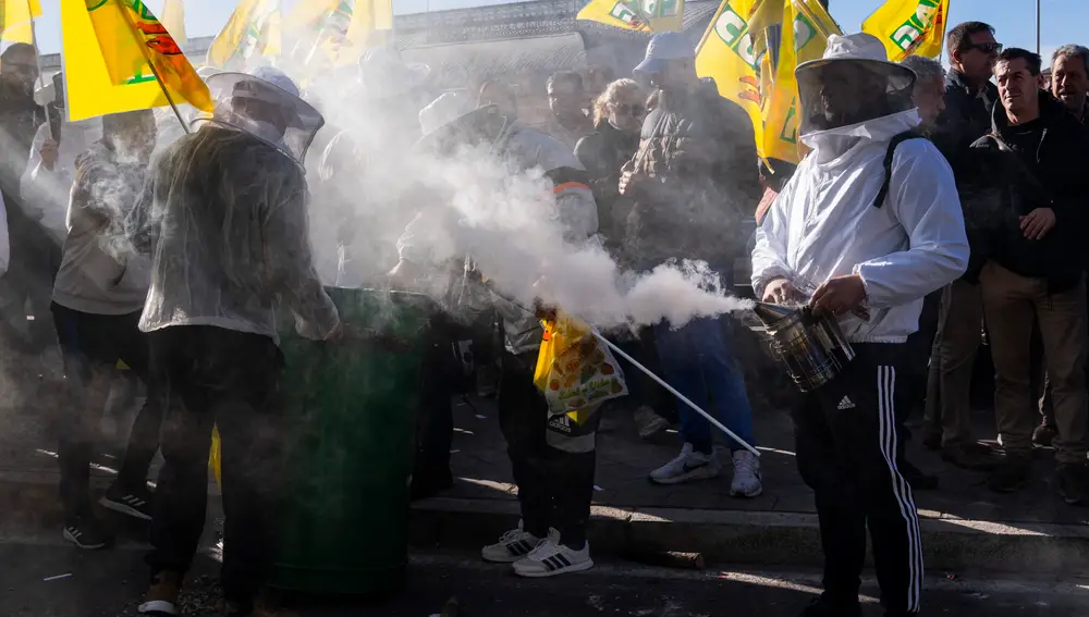 Agricultores y ganaderos protestan ante el ministerio de Agricultura contra el acuerdo UE-Mercosur. David Jar