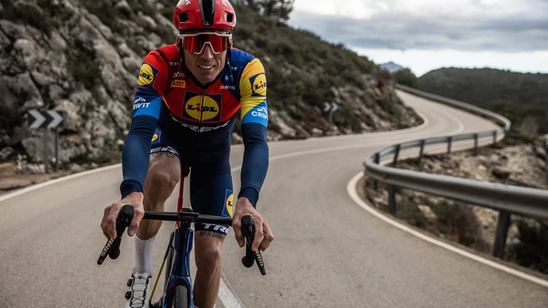 El expiloto de MotoGP Aleix Espargaró firma como embajador del equipo ciclista profesional Lidl-Trek REMITIDA / HANDOUT por LIDL-TREK Fotografía remitida a medios de comunicación exclusivamente para ilustrar la noticia a la que hace referencia la imagen, y citando la procedencia de la imagen en la firma 10/12/2024