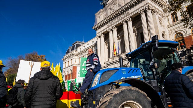 Agricultores y ganaderos protestan ante el ministerio de Agricultura contra el acuerdo UE-Mercosur. David Jar