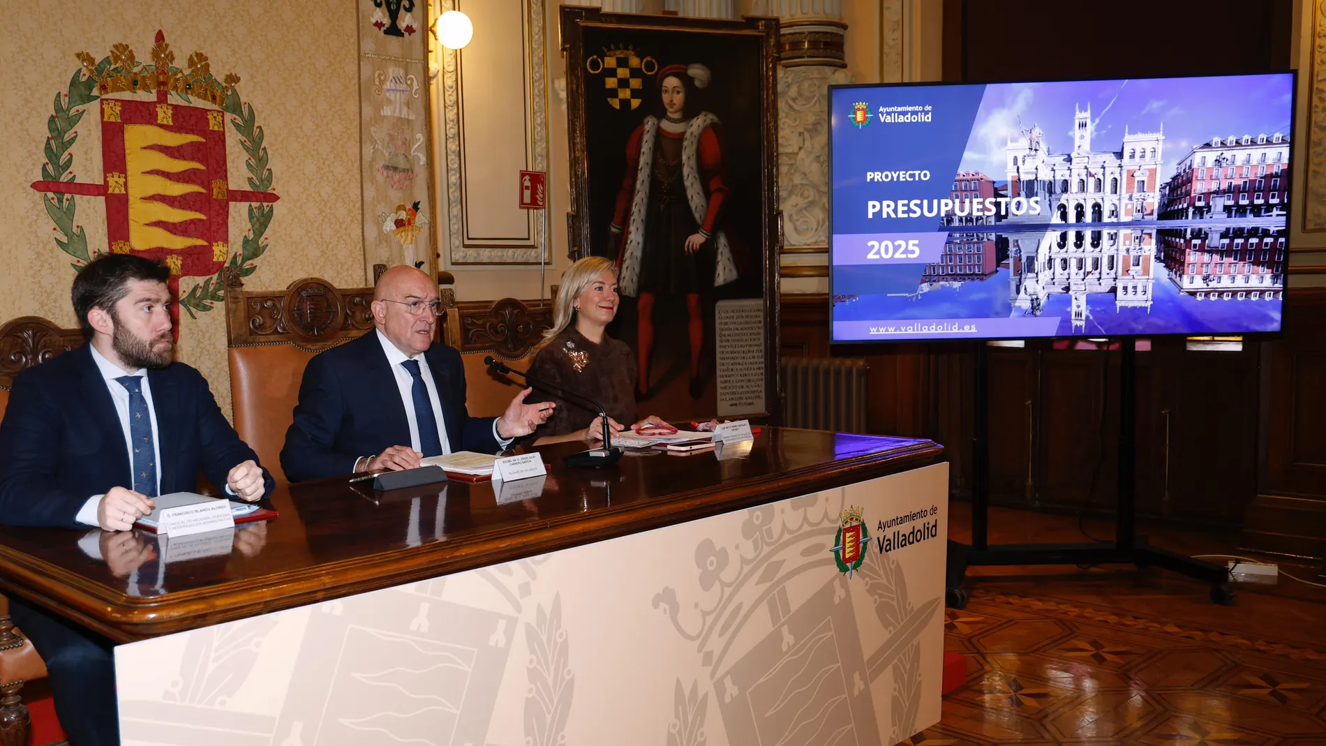 carnero presenta los presupuestos para 2025 en Valladolid junto a Blanco y Carvajal