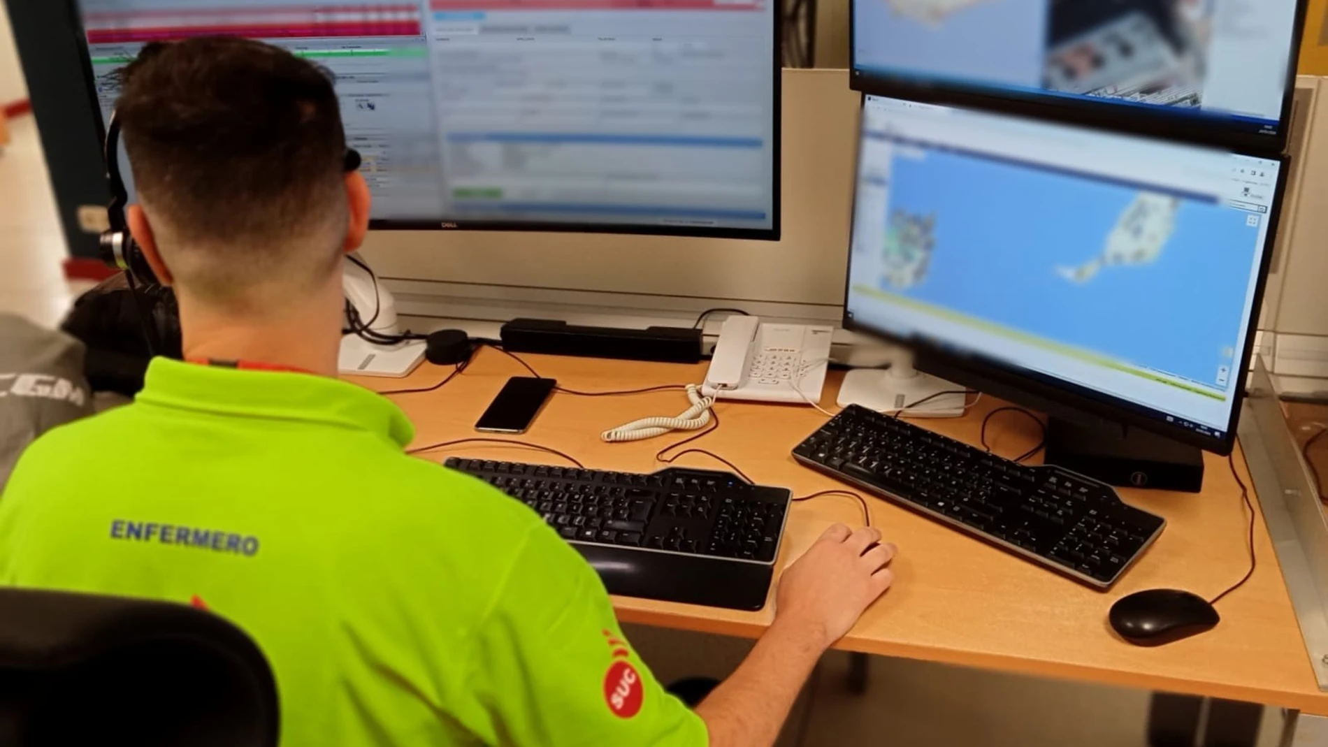 Enfermero de la Sala del 112 de Canarias REMITIDA / HANDOUT por 112 DE CANARIAS Fotografía remitida a medios de comunicación exclusivamente para ilustrar la noticia a la que hace referencia la imagen, y citando la procedencia de la imagen en la firma 16/12/2024