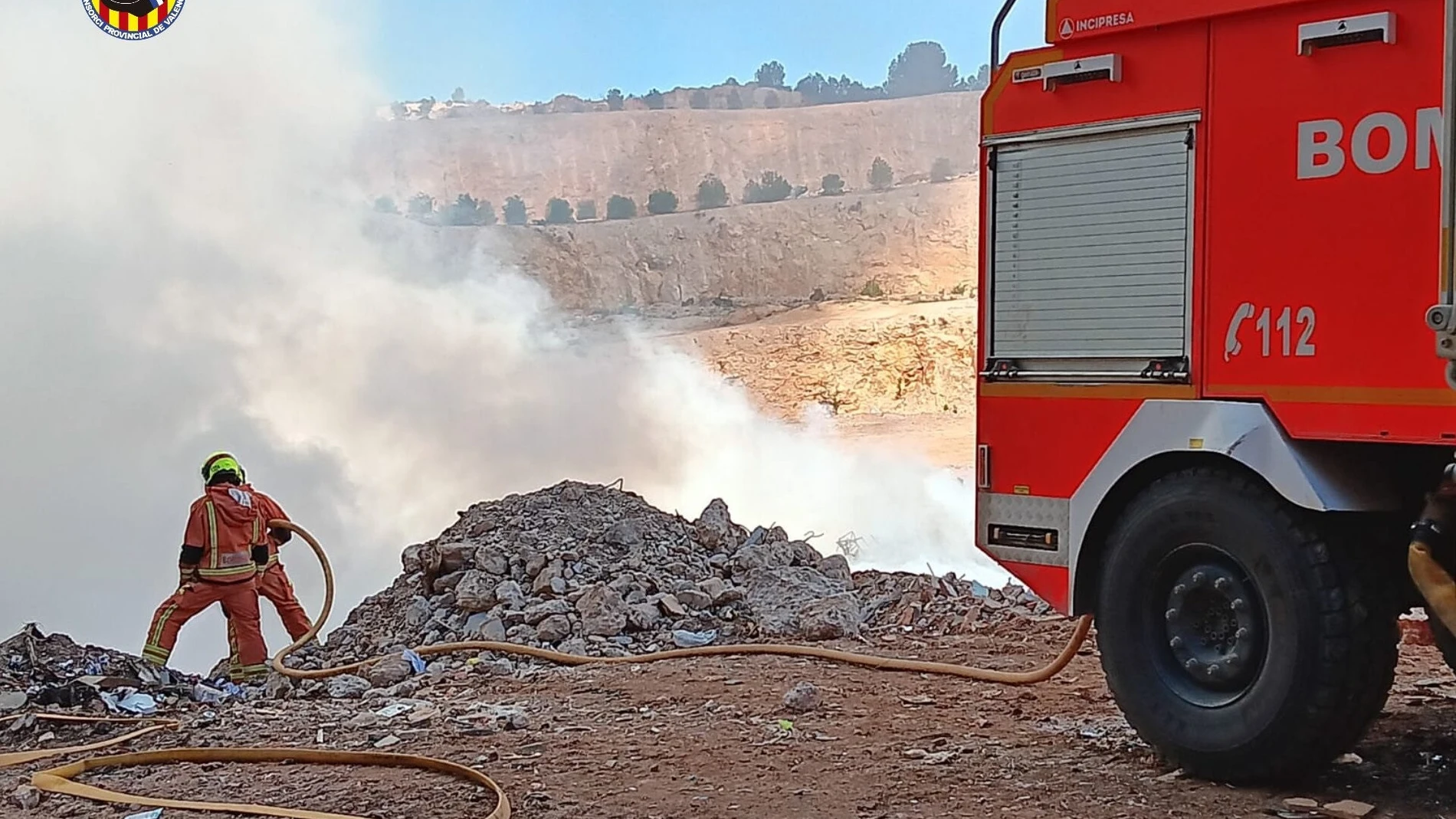 Bomberos trabajando en la zona del incendio REMITIDA / HANDOUT por CONSORCIO PROVINCIAL DE BOMBEROS Fotografía remitida a medios de comunicación exclusivamente para ilustrar la noticia a la que hace referencia la imagen, y citando la procedencia de la imagen en la firma 16/12/2024