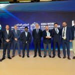 Equipo de Cox Water recogiendo el premio