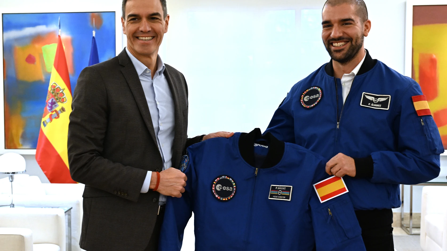 El presidente del Gobierno, Pedro Sánchez, y el astronauta Pablo Álvarez REMITIDA / HANDOUT por MONCLOA/ BORJA PUIG DE LA BELLACASA Fotografía remitida a medios de comunicación exclusivamente para ilustrar la noticia a la que hace referencia la imagen, y citando la procedencia de la imagen en la firma 16/12/2024