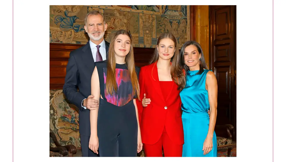 Los Reyes Felipe y Letizia felicitan la Navidad junto a sus hijas la Princesa Leonor y la Infanta Sofía