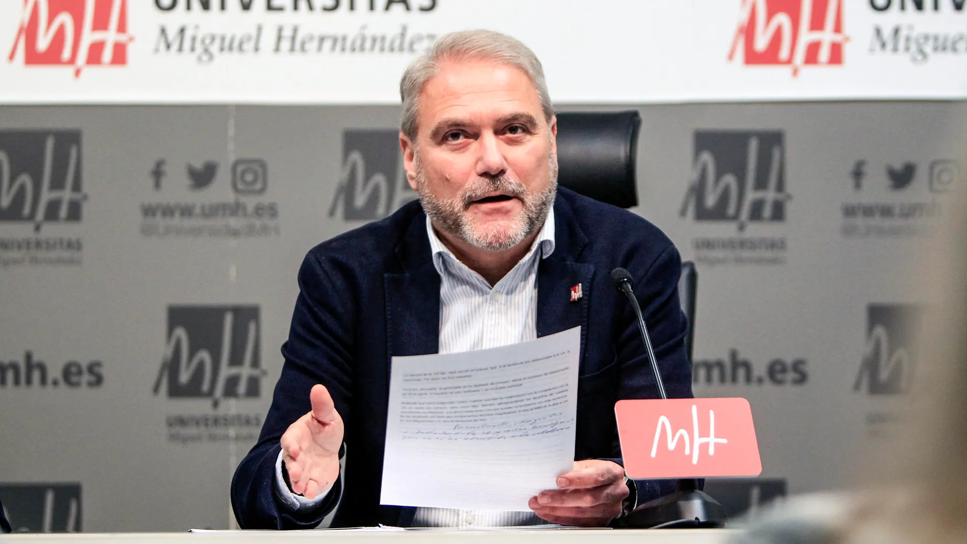 El rector de la Universidad Miguel Hernández (UMH), Juan José Ruiz, ofrece una rueda de prensa sobre la sentencia del Tribunal Superior de Justicia de la Comunitat Valenciana de implantación del grado de Medicina en la Universidad de Alicante