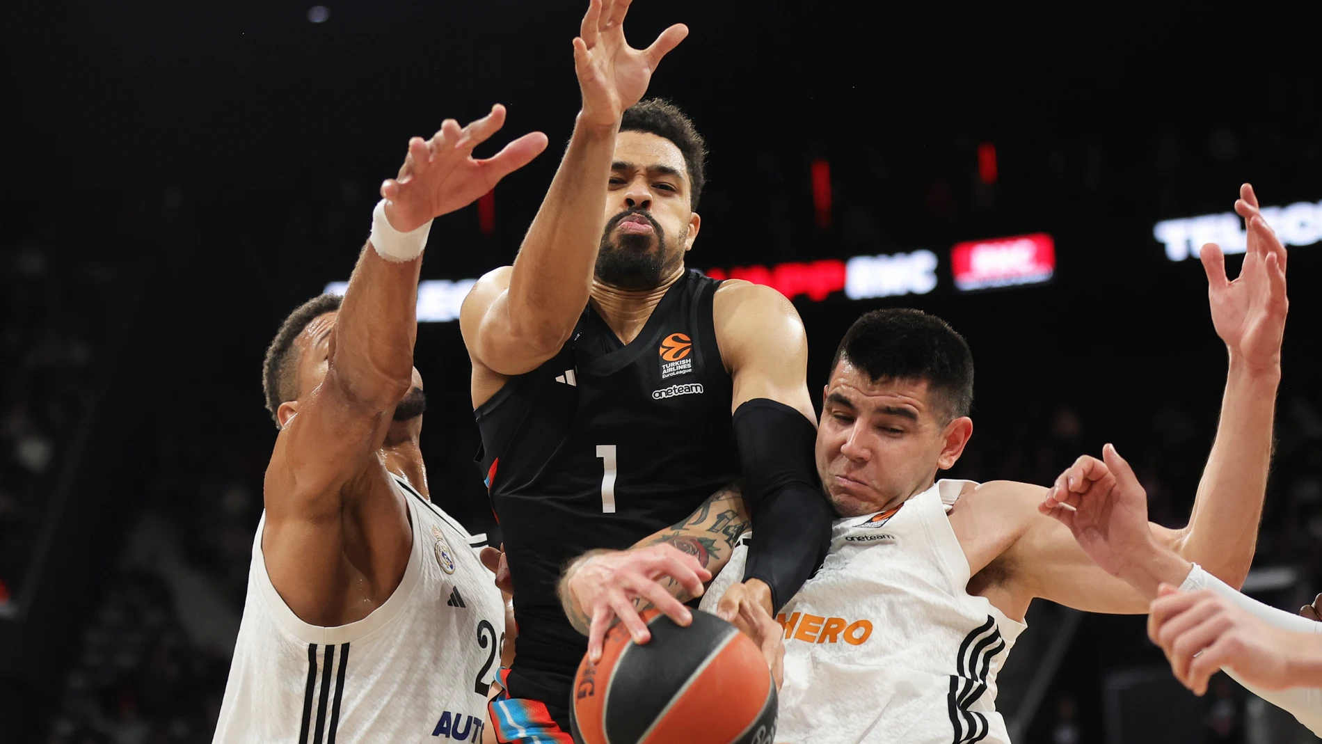 Tavares y Deck intentan obstaculizar a Malcolm
