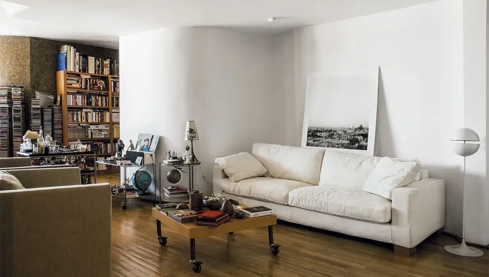 El salón del apartamento de Marisa Paredes en Torres Blancas