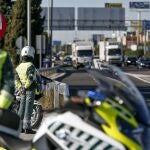 Dos agentes de la Guardia Civil regulan la fluidez del tráfico en la autovía V-31. 