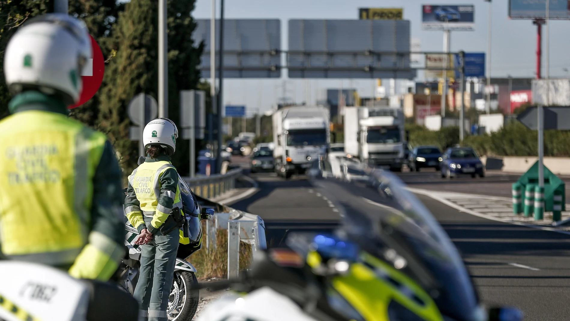 Dos agentes de la Guardia Civil regulan la fluidez del tráfico en la autovía V-31.