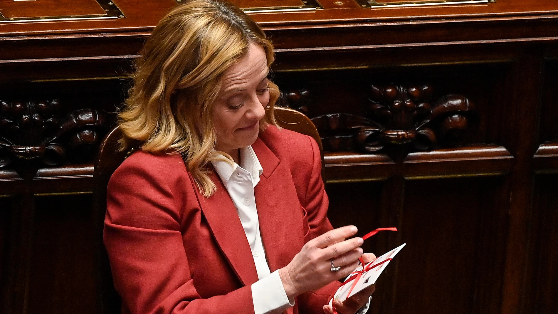 Rome (Italy), 17/12/2024.- Italian Prime Minister Giorgia Meloni receives a Christmas card from Sinistra Italiana Secretary Nicola Fratoianni (not pictured), following her report on the upcoming European Council to the Chamber of Deputies in Rome, Italy, 17 December 2024. EU leaders will attend a European Council meeting in Brussels on 19 December. (Italia, Bruselas, Roma) EFE/EPA/RICCARDO ANTIMIANI