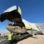 Momento en el que el fuselaje del helicóptero Chinook de las Famet es introducido en el Antonov 124, el avión más grande del mundo