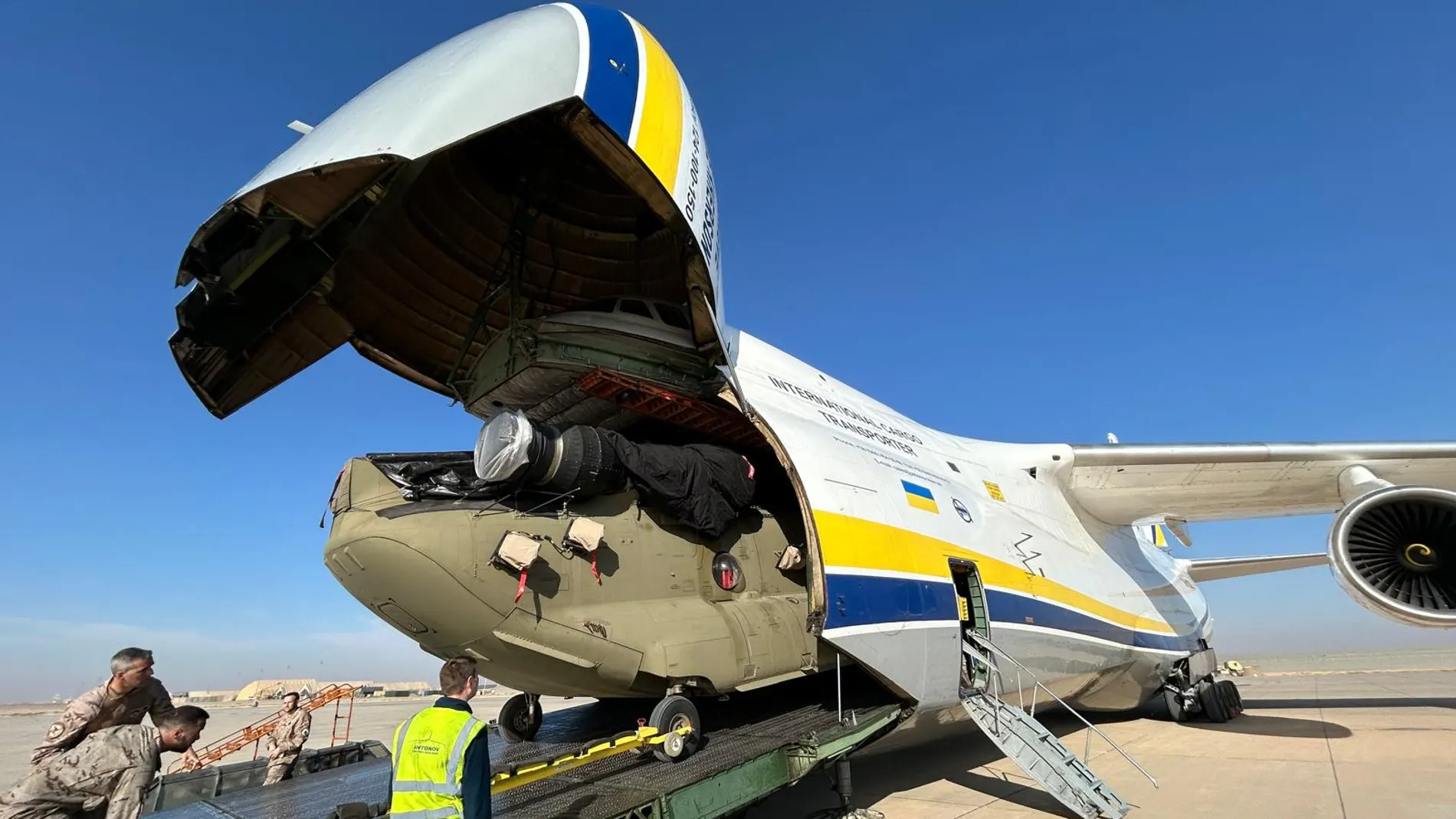 Momento en el que el fuselaje del helicóptero Chinook de las Famet es introducido en el Antonov 124, el avión más grande del mundo