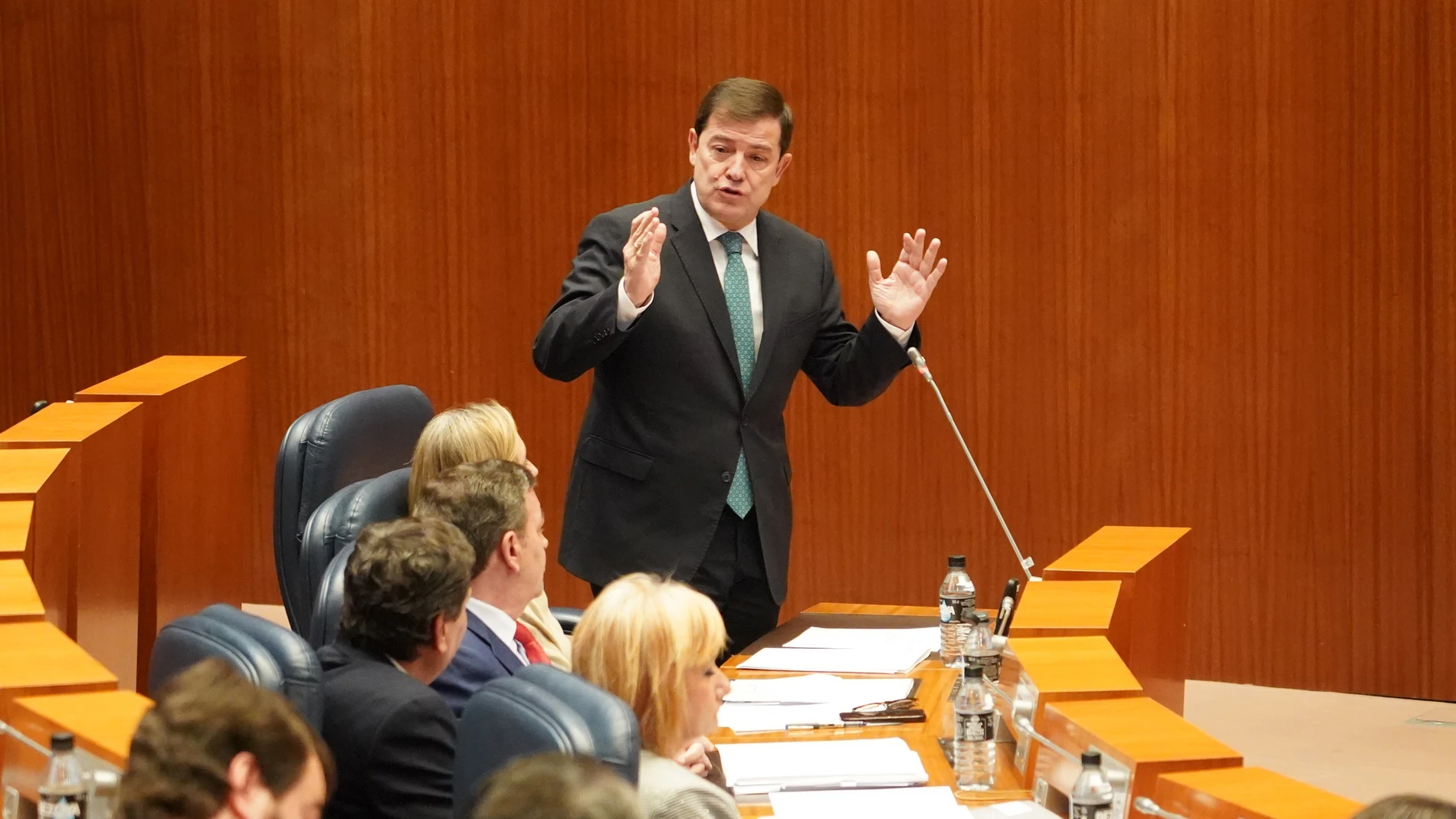 Mañueco interviene desde su escaño en las Cortes durante la sesión de control a la Junta