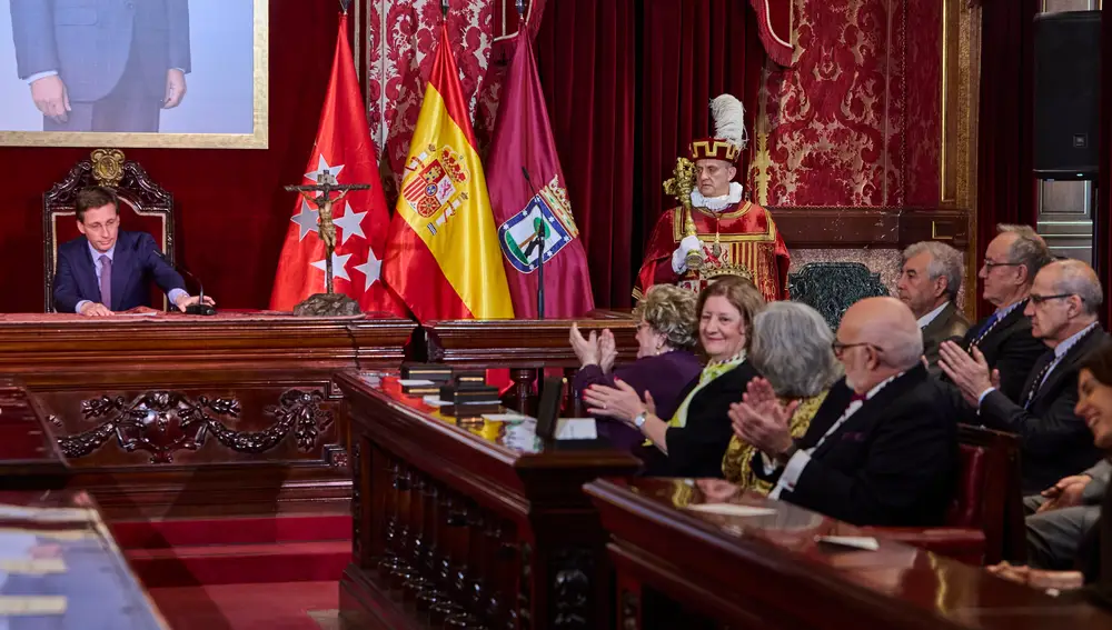 El Ayuntamiento distingue a los nuevos Cronistas de la Villa. El alcalde de Madrid, José Luis Martínez-Almeida