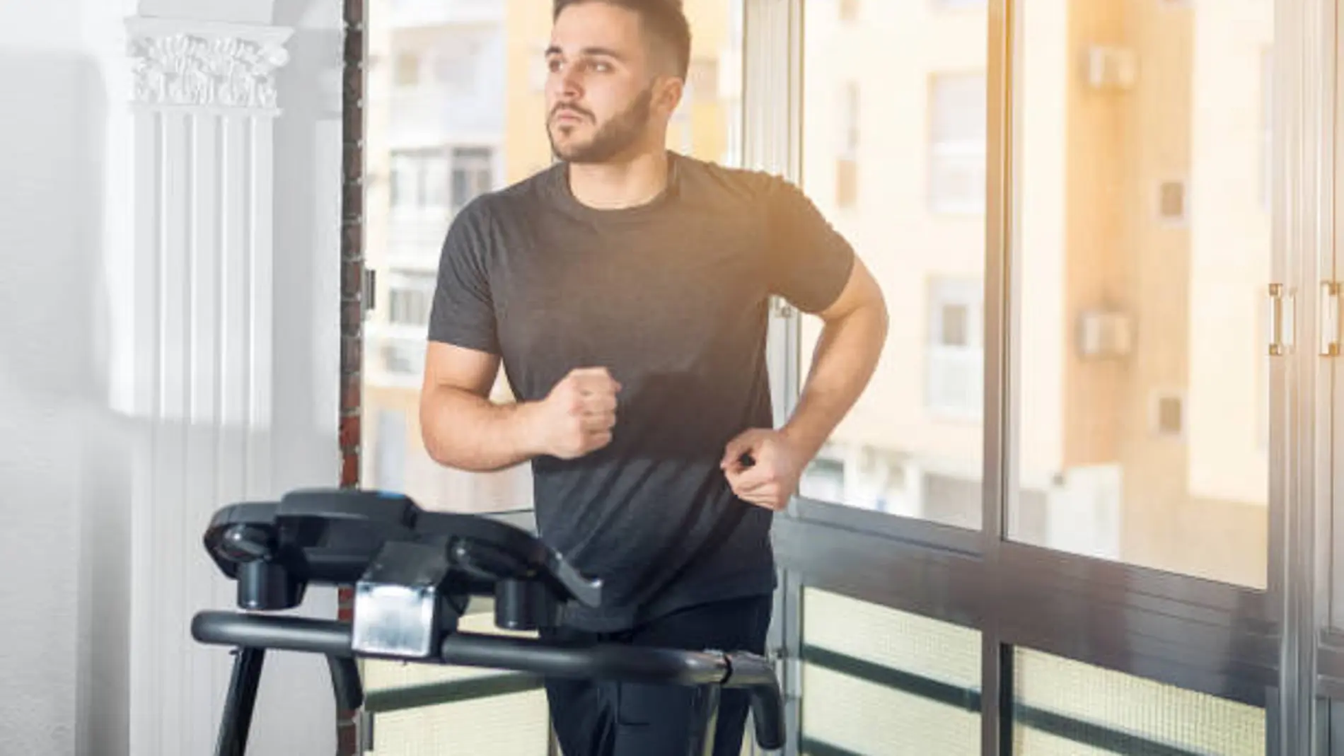 Un hombre hace footing en una cinta
