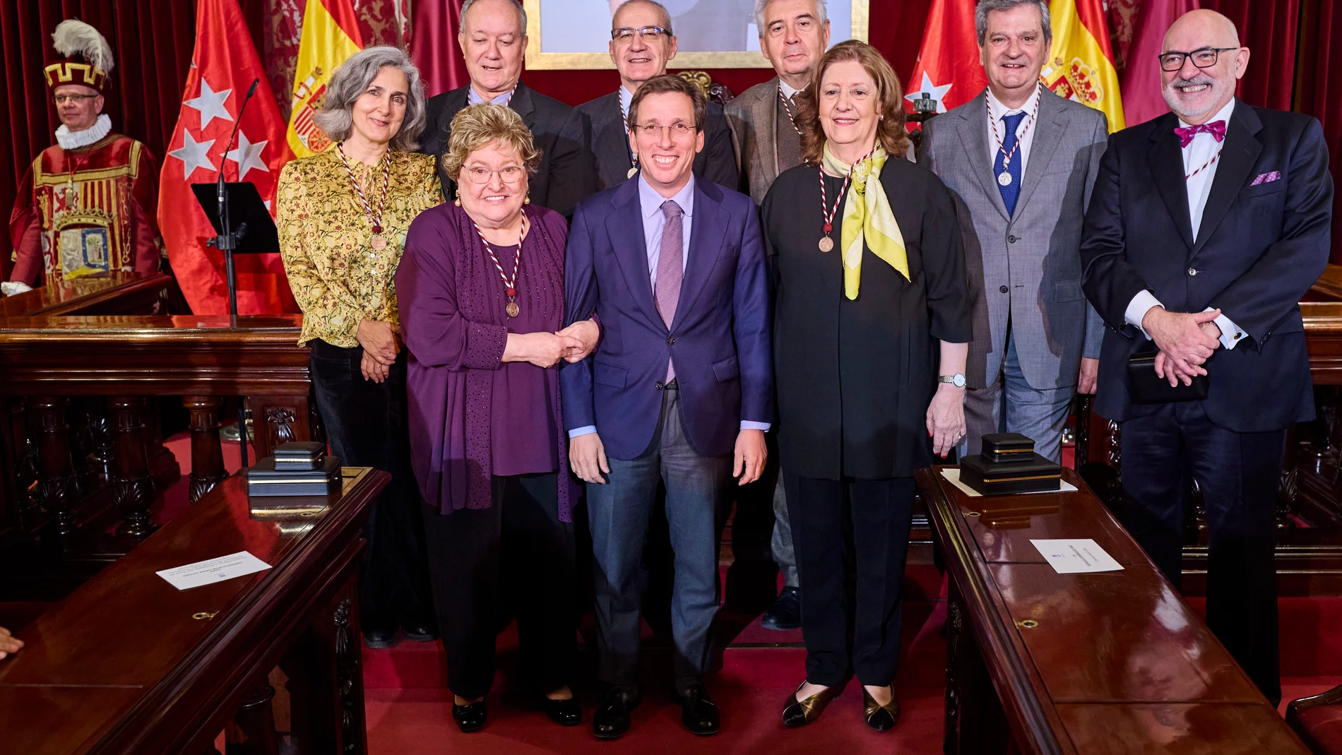 El Ayuntamiento distingue a los nuevos Cronistas de la Villa. El alcalde de Madrid, José Luis Martínez-Almeida, ha hecho entrega de las cuatro medallas y distinciones. Alfredo Alvar Ezquerra, Rosalía Domínguez Díaz, María Teresa Fernández Talaya y Sara Medialdea Veiga formarán parte del Cuerpo de Cronistas de la Villa de Madrid. Este título se otorga a aquellas personas que se hayan distinguido por su actividad profesional, en cualquier tipo de estudios, investigaciones, publicaciones o traba...
