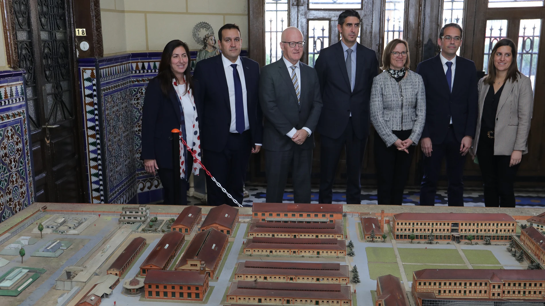 La embajadora de Finlandia, Sari Rautio(3D); y el embajador de Noruega, Nils Haugstveit(3I) visitan las instalaciones de Nammo en Palencia, acompañados del presidente de Nammo Palencia, Antonio Llamas(C), entre otros