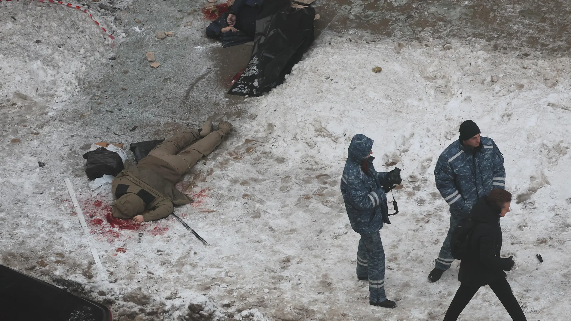 Moscow (Russian Federation), 17/12/2024.- A view of a scene of an explosion in Moscow, Russia, 17 December 2024. According to a statement by the Investigative Committee of Russia, Lieutenant General Igor Kirillov and his assistant were killed in a blast outside of an apartment building in Moscow. The committee's statement said the explosive was hidden inside of an electric scooter. (Rusia, Moscú) EFE/EPA/YURI KOCHETKOV ATTENTION: GRAPHIC CONTENT