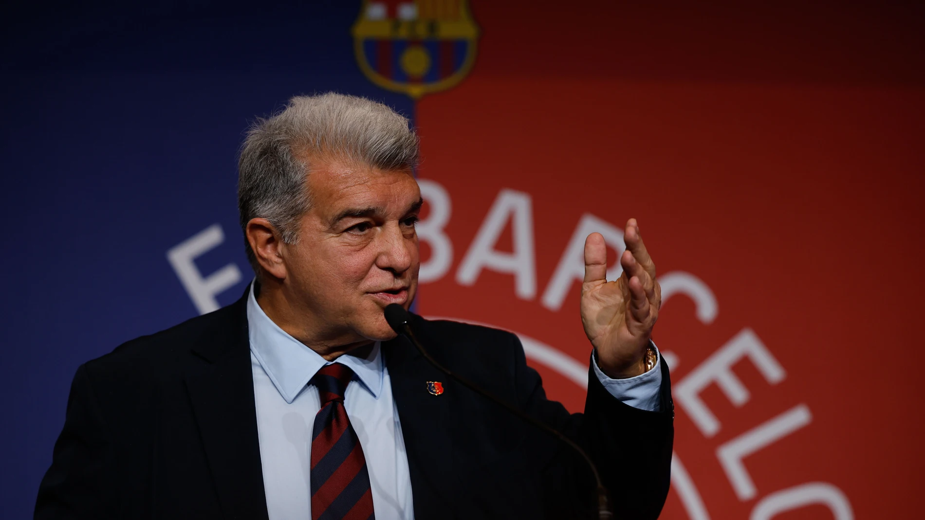 BARCELONA (ESPAÑA), 17/12/2024.- El presidente del FC Barcelona, Joan Laporta da un discurso durante la comida de Navidad del equipo para los medios de comunicación en Barcelona este martes. EFE/ Alberto Estevez