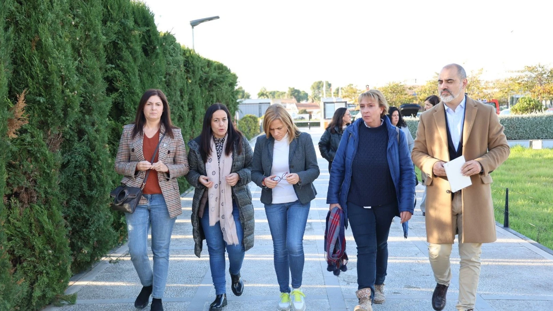 Las alcaldesas Lorena Silvent (Catarroja), Maribel Albalat (Paiporta) y Eva Sanz (Benetússer) antes de entrar al Cecopi, con la delegada del Gobierno en la Comunitat Valenciana, Pilar Bernabé REMITIDA / HANDOUT por AYUNTAMIENTO BENETÚSSER Fotografía remitida a medios de comunicación exclusivamente para ilustrar la noticia a la que hace referencia la imagen, y citando la procedencia de la imagen en la firma 17/12/2024
