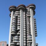 Así es Torres Blancas, el icónico edificio de Madrid en el que vivía Marisa Paredes