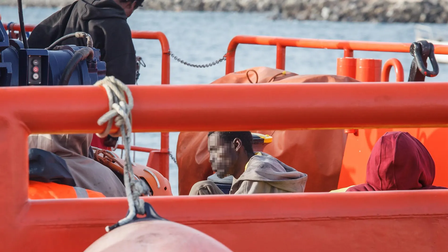 AMP.- Rescatan a 59 inmigrantes a unos 83 kilómetros de Lanzarote