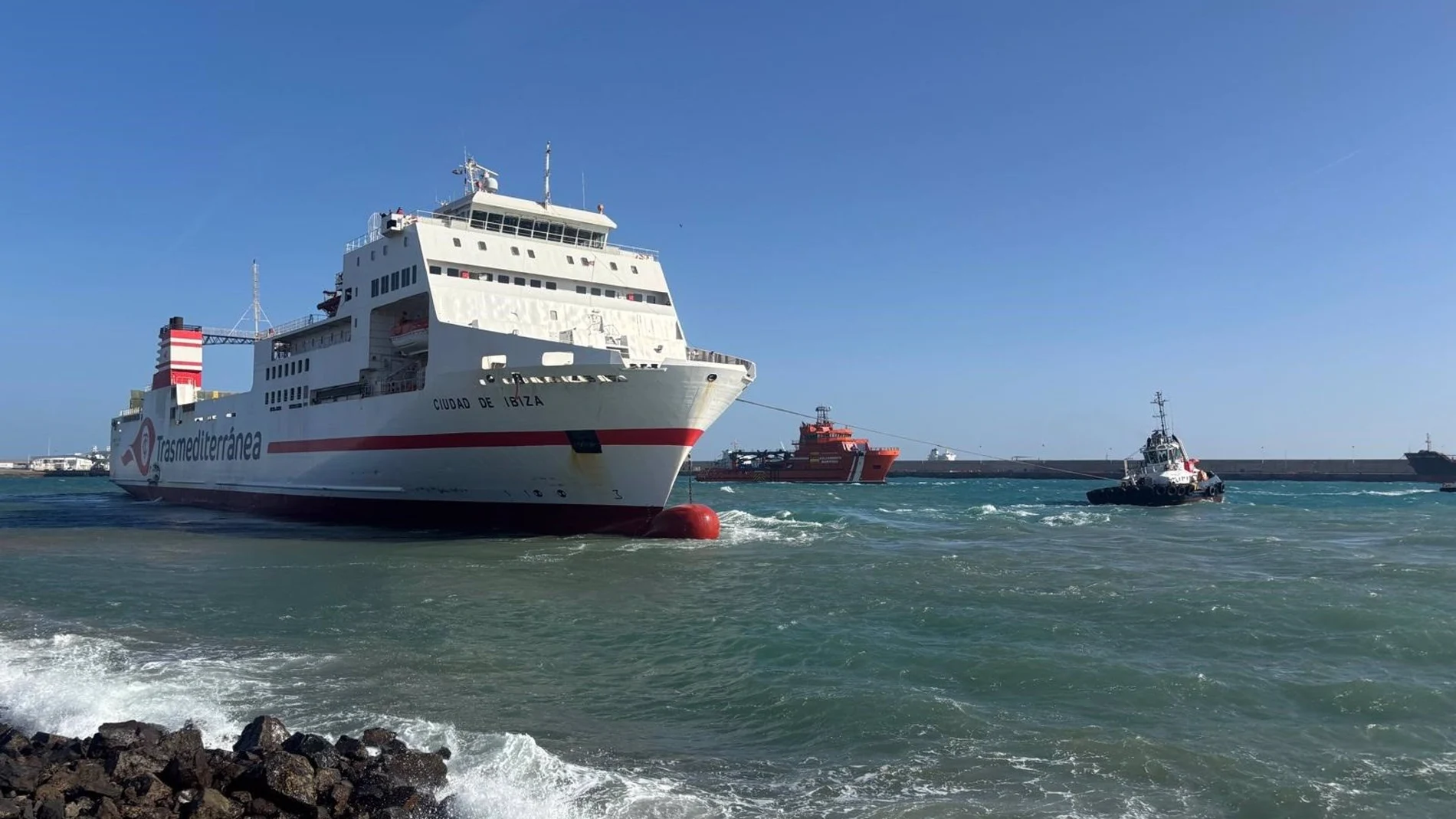 AM.- Un golpe viento hace que un ferry sin carga ni pasaje impacte contra un muelle en el Puerto de Las Palmas