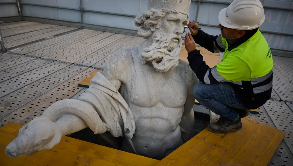 Obras de rehabilitación y restauración de la Fuente madrileña de Neptuno. © Alberto R. Roldán / Diario La Razó