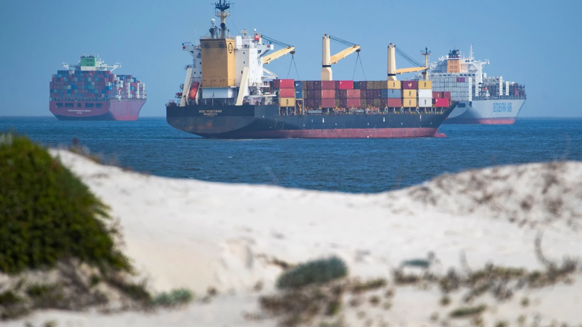 -FOTODELDÍA- CIUDAD DEL CABO (SUDÁFRICA), 30/03/2021.- Varios barcos de contenedores aparecen este martes junto a Table Bay, en Ciudad del Cabo. De acuerdo con la plataforma internacional de seguimiento de embarcaciones FleetMon, debido al bloqueo de una semana del Canal de Suez, muchas compañeras navieras han reprogramado sus rutas alrededor del cabo de Buena Esperanza. EFE/NIC BOTHMA