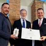 El Museo Casa Botines Gaudí de León presenta su programación para el próximo año y entrega el Premio ‘León de Plata’ en un acto en el que participan el director general de la Fundación Obra Social de Castilla y León, José María Viejo, el director del Museo, Raúl Fernández, y el director de El Capricho de Gaudí