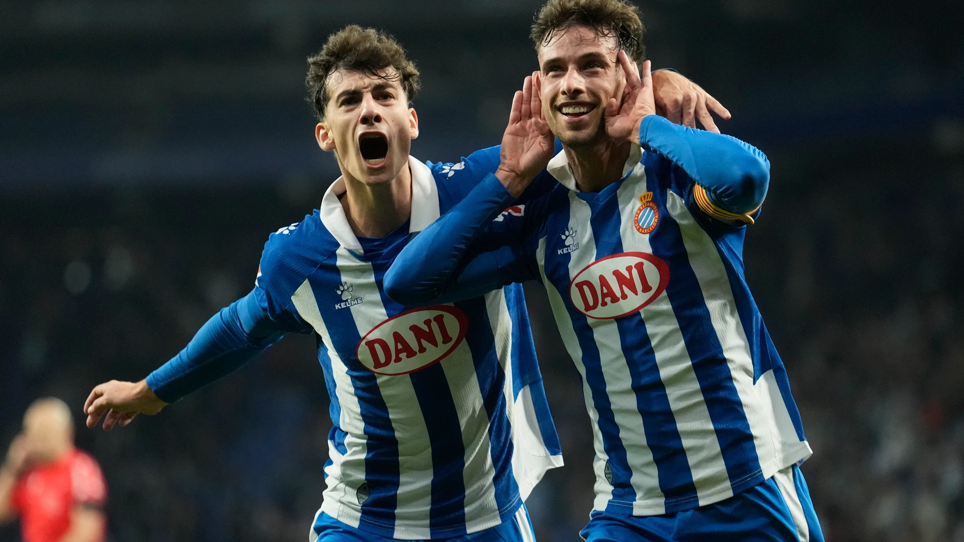 BARCELONA, 18/12/2024.- El delantero del Espanyol Javi Puado (d) celebra tras marcar el 1-0 durante el partido de LaLiga que RCD Espanyol y Valencia CF disputan este miércoles en el RCDE Stadium, en Barcelona. EFE/Enric Fontcuberta