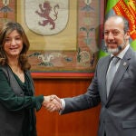 La rectora de la Universidad de León, Nuria González, y el presidente de la Asociación de Sumilleres de León, Adolfo Benéitez