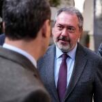El presidente de la Junta de Andalucía, Juanma Moreno (i), saluda al portavoz del PSOE en el Senado y líder de los socialistas andaluces, Juan Espadas