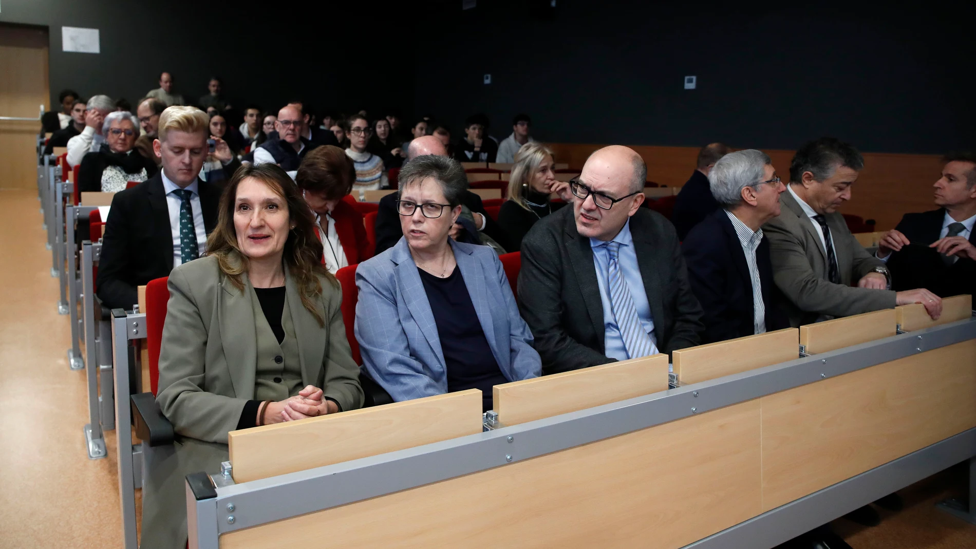 Rocío Lucas junto a Encarna González Campos, presidenta de Escuelas Católicas CyL, durante la gala