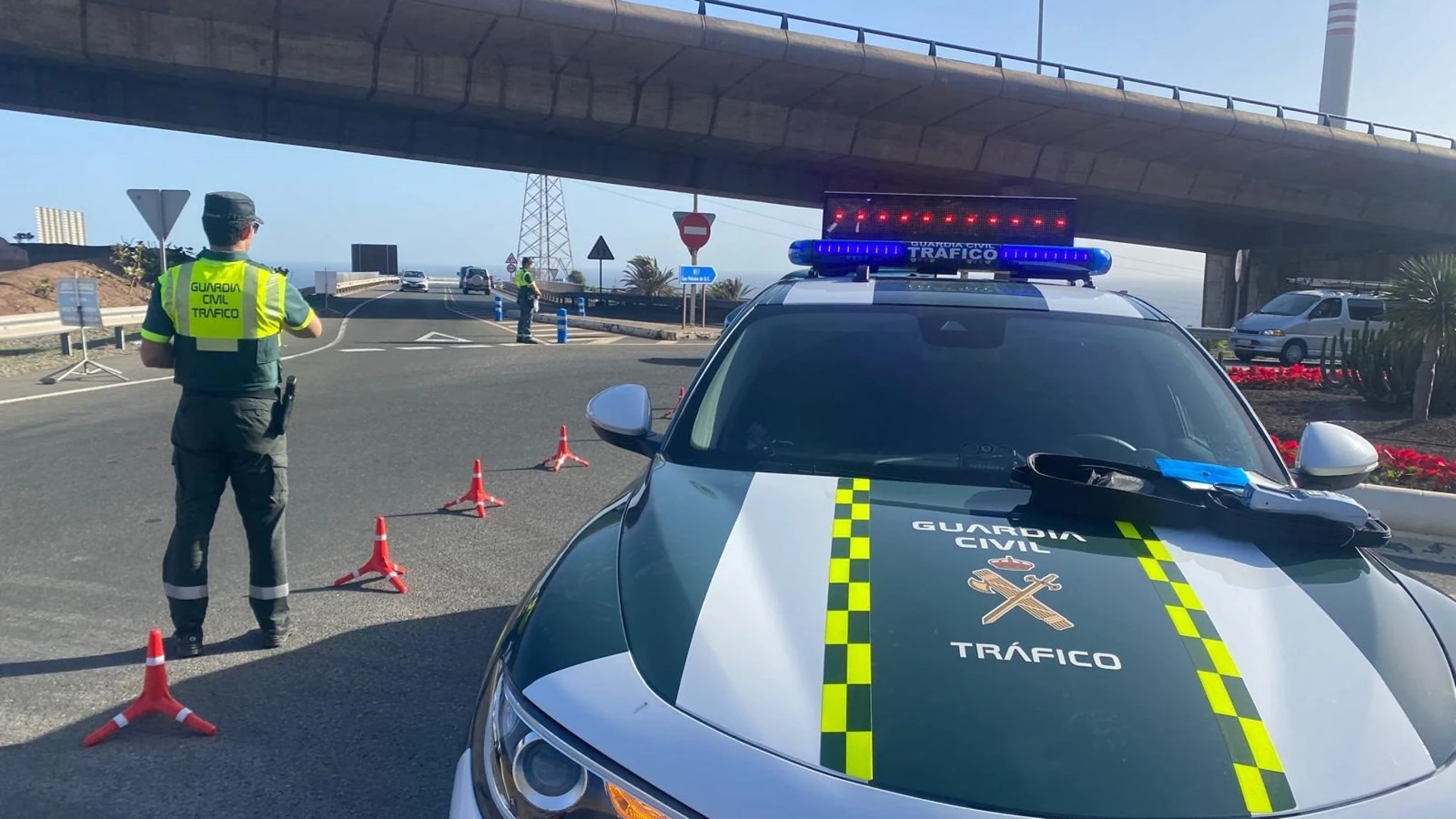 Agentes de la Guardia Civil de Tráfico en un punto de control en Gran Canaria REMITIDA / HANDOUT por DELEGACIÓN DEL GOBIERNO EN CANARIAS Fotografía remitida a medios de comunicación exclusivamente para ilustrar la noticia a la que hace referencia la imagen, y citando la procedencia de la imagen en la firma 18/12/2024
