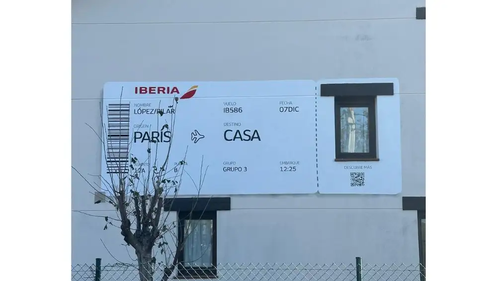 Una de las viviendas decoradas con las tarjetas de embarque de Iberia