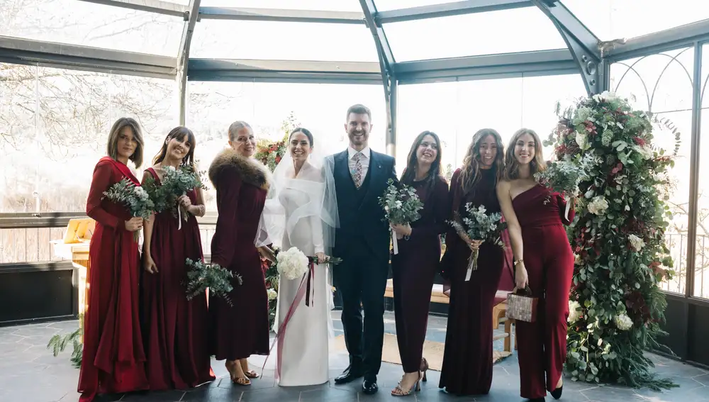 Carla y Quini acompañado por las seis damas de honor