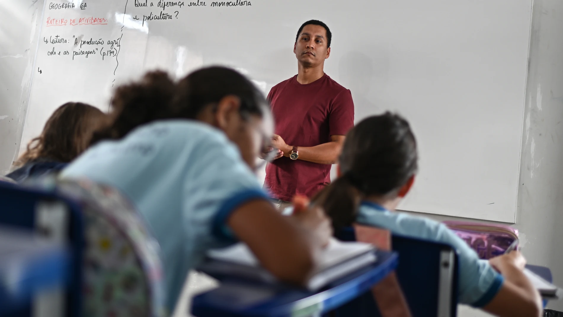 AME6314. BRASILIA (BRASIL), 18/12/2024.- Fotografía del 4 de noviembre de 2024 del profesor de Geografía, Adalberto de Sales, durante una clase en la escuela CEF 1 de Brasilia (Brasil). Las altas temperaturas y las lluvias torrenciales han contribuido este año a desastres medioambientales sin precedentes en Brasil e instaurado una nueva relación de la población con la naturaleza marcada por el miedo y la desconfianza. Lo llaman "ecoansiedad". EFE/Andre Borges