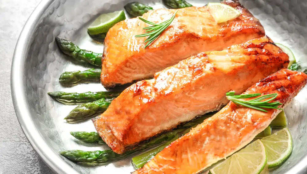 El salmón es una de las opciones de estas navidades para un plato rico sin descuidar el bolsillo.