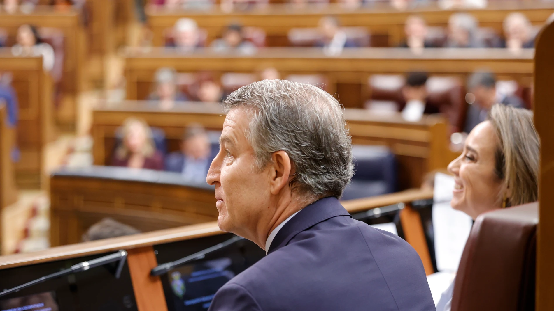 El presidente del PP, Alberto Núñez Feijóo, durante una sesión de control al Gobierno, en el Congreso de los Diputados, a 18 de diciembre de 2024, en Madrid (España). Durante la sesión de control, el PP se centra en los escándalos judiciales que afectan al Ejecutivo como la esposa del presidente del Gobierno o el ‘caso Koldo’. Mientras se desarolla la sesión plenaria en el Congreso, la esposa del presidente acude a declarar ante el juez Peinado que la investiga por tráfico de influencias y c...