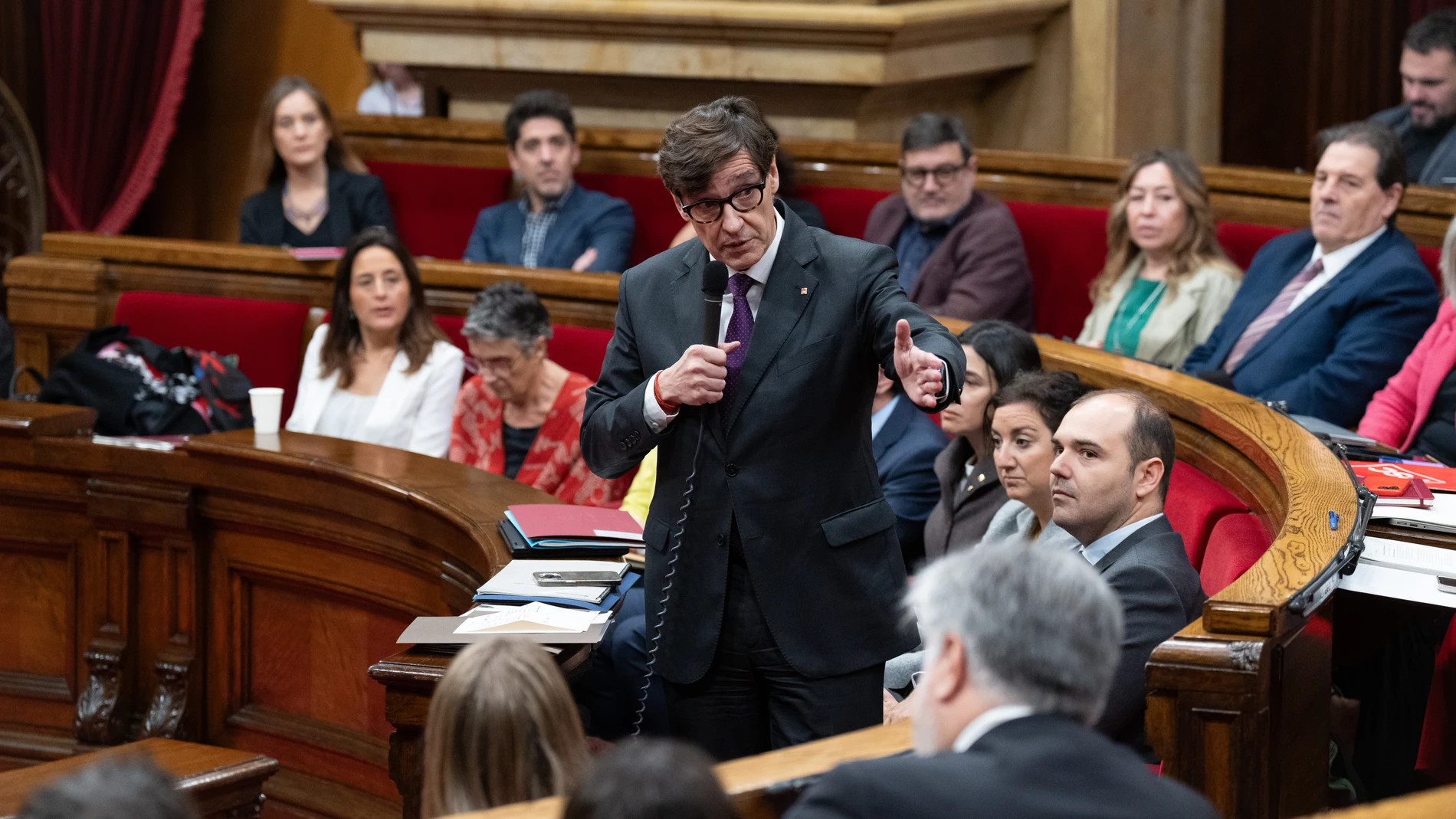 El presidente de la Generalitat, Salvador Illa, durante un pleno en el Parlament de Cataluña, a 18 de diciembre de 2024, en Madrid (España). El presidente de la Generalitat, comparece hoy ante el pleno del Parlament para informar sobre los acuerdos de la Junta de Seguridad de Catalunya, que se celebró a finales de noviembre, y sobre la estrategia del Departamento de Interior y Seguridad Pública. Además, la ley sobre fiscalidad del Hard Rock está pendiente del dictamen pedido por Junts. 18 D...