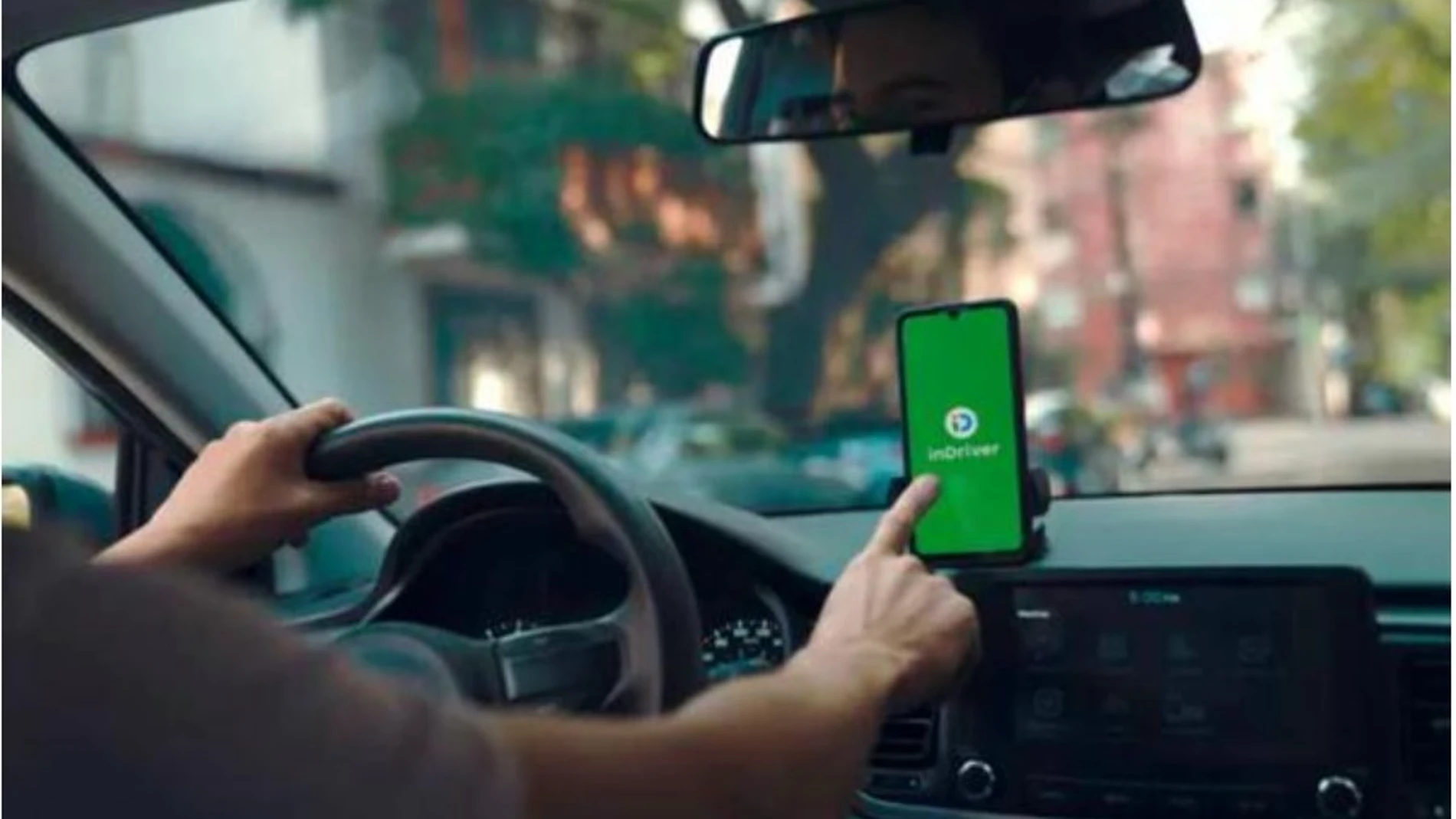 Interior de un coche de los que se solicitan por aplicación telefónica