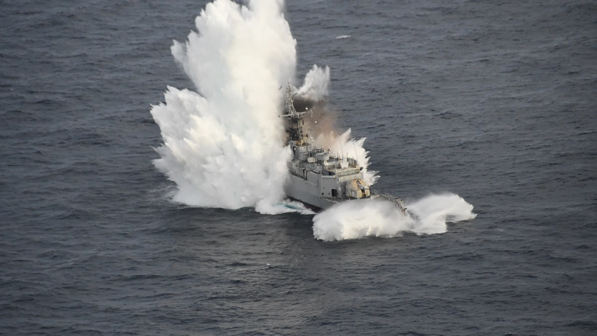 Momento del impacto del torpedo F21 lanzado por un submarino nuclear francés contra una corbeta