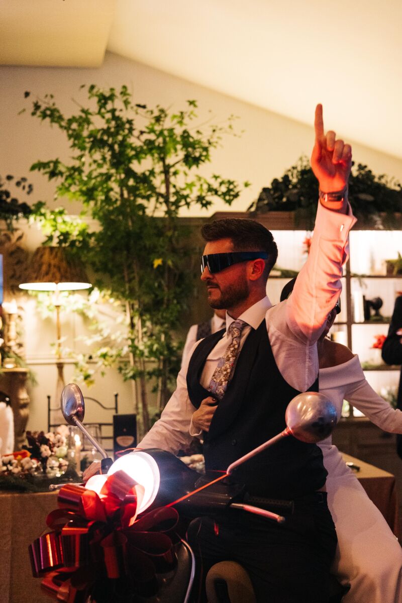 Quini Álvarez y Carla Calvo subidos en la moto que regalaron durante su boda