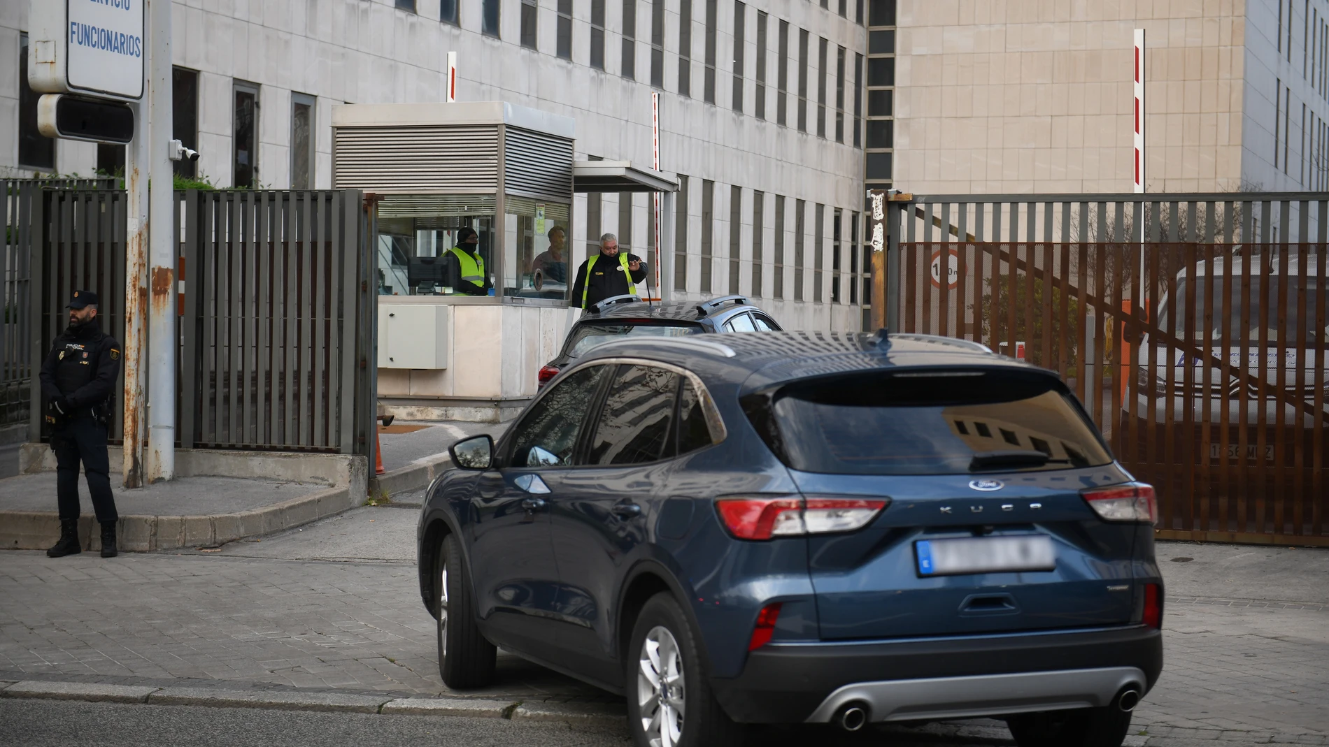 El coche en el que llega Begoña Gómez en la entrada de los juzgados de Plaza de Castilla a su llegada a declarar a los juzgados de Plaza de Castilla, a 18 de diciembre de 2024, en Madrid (España). El juez Juan Carlos Peinado tiene previsto interrogar hoy a Begoña Gómez y al directivo del IE y exconsejero madrileño Juan José Güemes en el marco de la investigación que dirige contra la esposa del presidente del Gobierno por presuntos delitos de tráfico de influencias, corrupción en los negocios,...