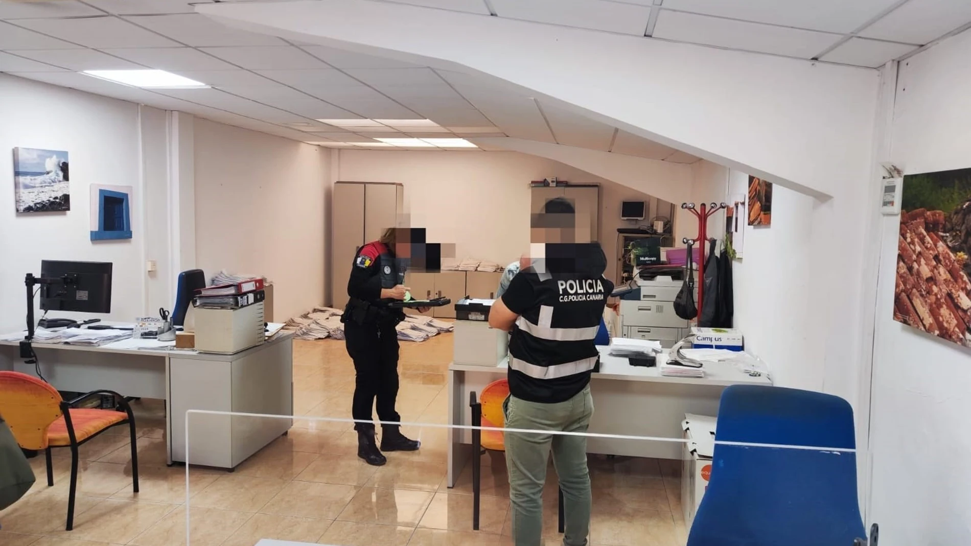 Agentes de la Policía canaria e Inspección de Trabajo REMITIDA / HANDOUT por POLICÍA CANARIA Fotografía remitida a medios de comunicación exclusivamente para ilustrar la noticia a la que hace referencia la imagen, y citando la procedencia de la imagen en la firma 18/12/2024