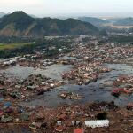 Pueblo en la costa de Sumatra en ruinas debido al tsunami de 2004 en el Índico