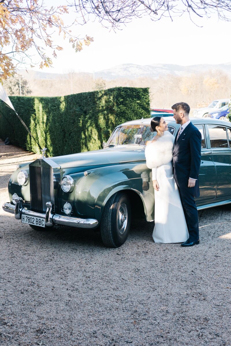 Carla Calvo y Quini Álvarez junto al rolls royce verde pastel