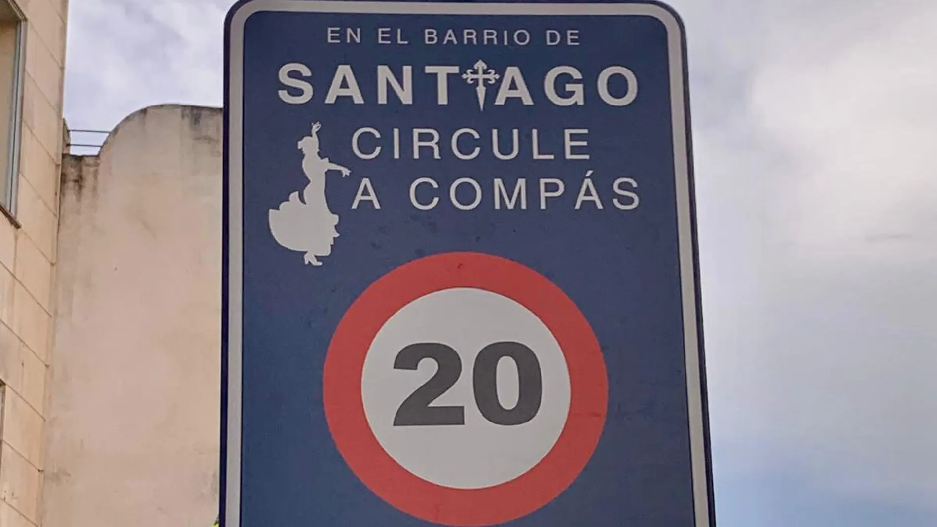 Señal de tráfico instalada en el barrio de Santiago
